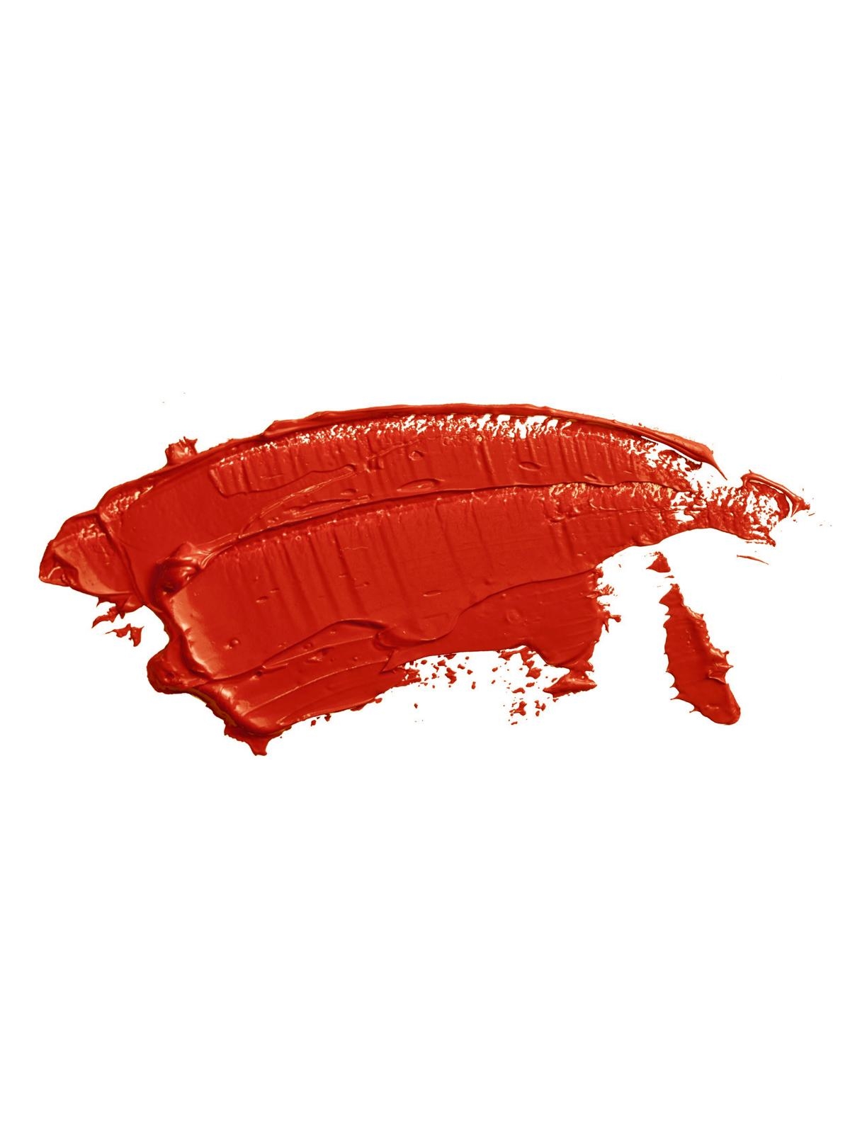 Roter Lippenstift auf weißem Hintergrund.