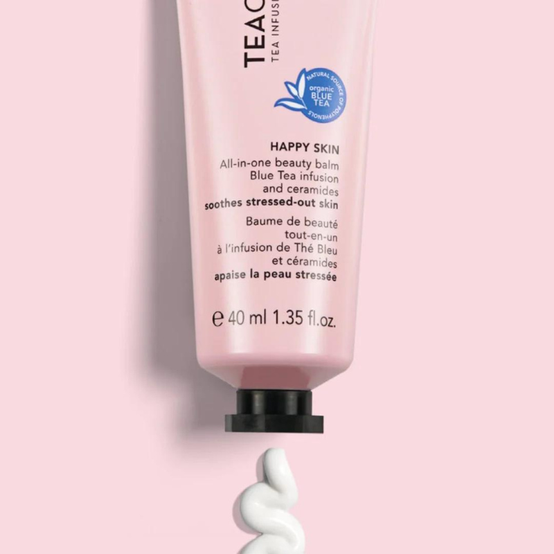 TEAOLOGY Happy Skin All-in-one Beauty Balm 40ml, Tube auf rosa Hintergrund, mit herausgedrückter Creme.