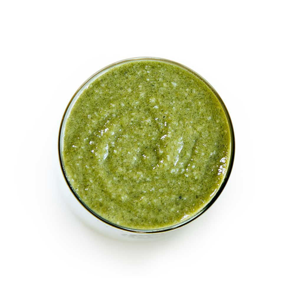 Grünes Körperpeeling in einer runden Schale, Ansicht von oben.