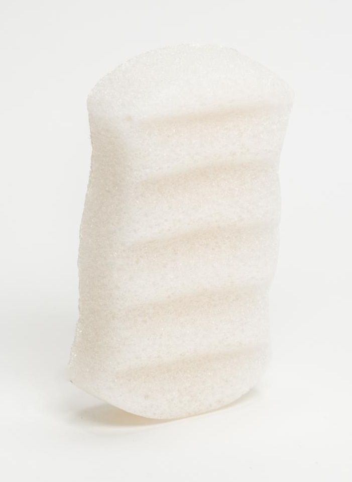 Ein weißer, wellenförmiger Schwamm auf weißem Hintergrund.