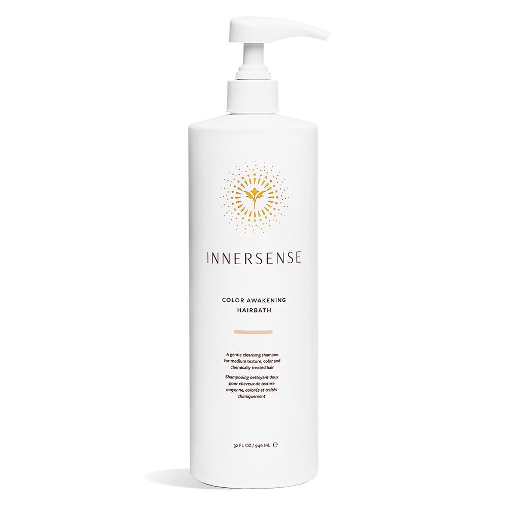 Innersense Color Awakening Hairbath Shampoo in weißer Flasche mit Pumpverschluss, 946 ml.