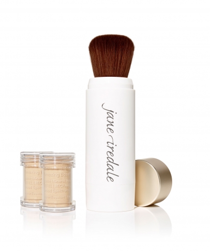 Jane Iredale Puderpinsel mit zwei Nachfüllbehältern auf weißem Hintergrund.