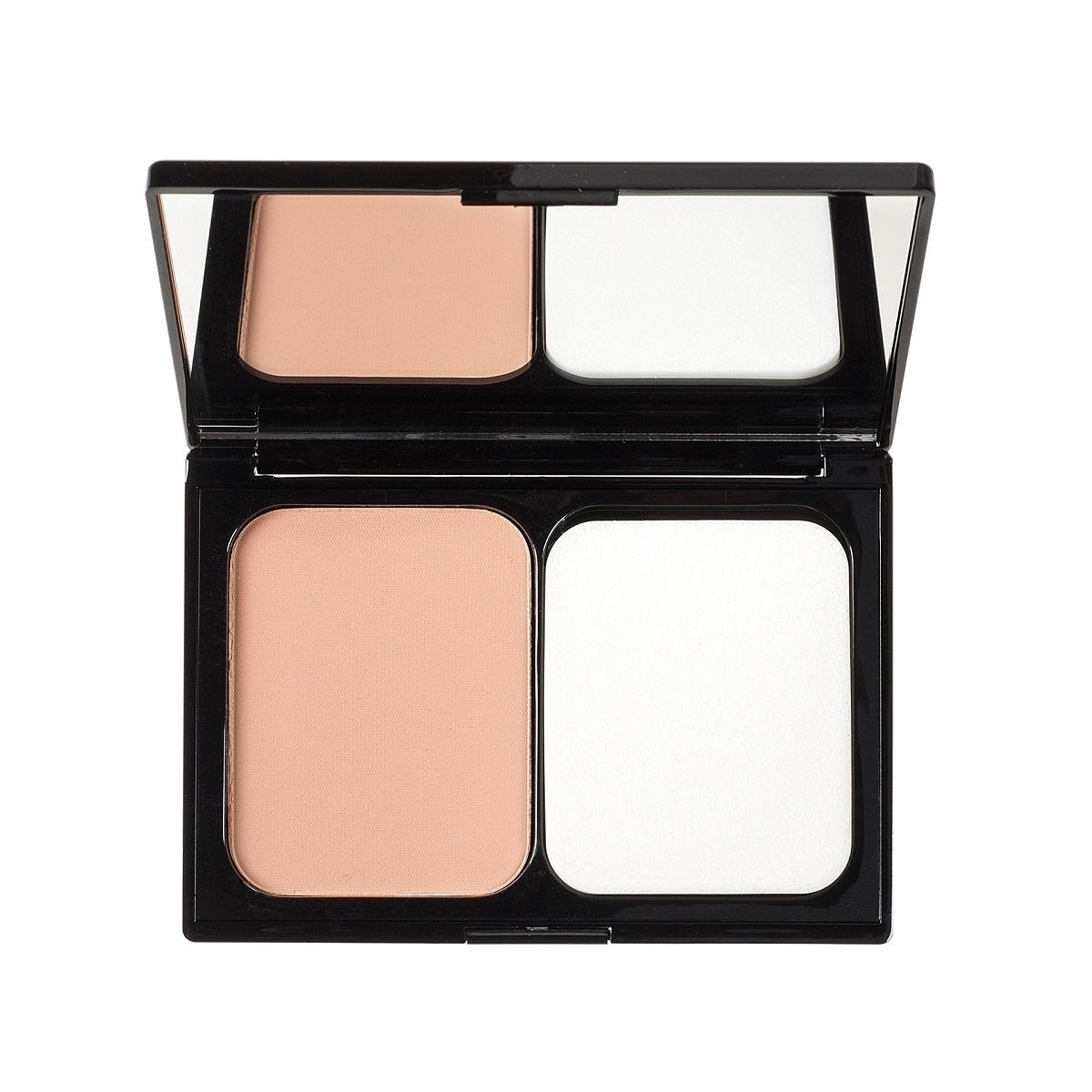 Offene Puderdose mit zwei Fächern, eines mit beigem Puder und das andere mit weißem Puder, vor weißem Hintergrund.