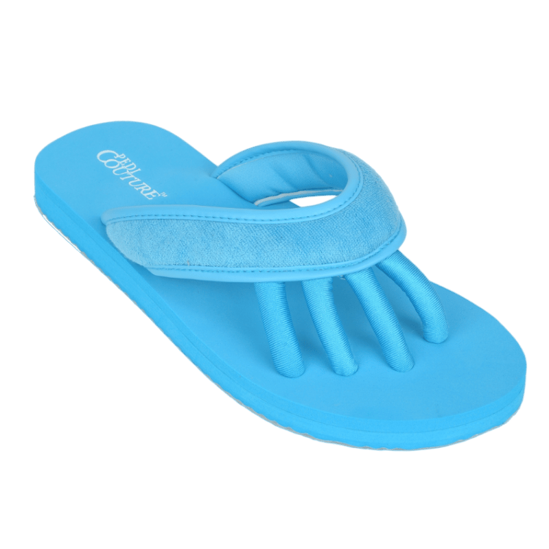 Einzelner blauer Pediküre-Spa-Schuh mit Zehentrenner.