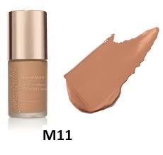 Flasche und Probe von flüssiger Foundation in der Farbe M11.