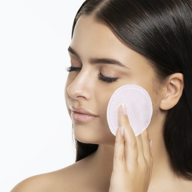 Frau verwendet STARSKIN VIP 7 Second Luxury All Day Mask auf ihrer Wange.