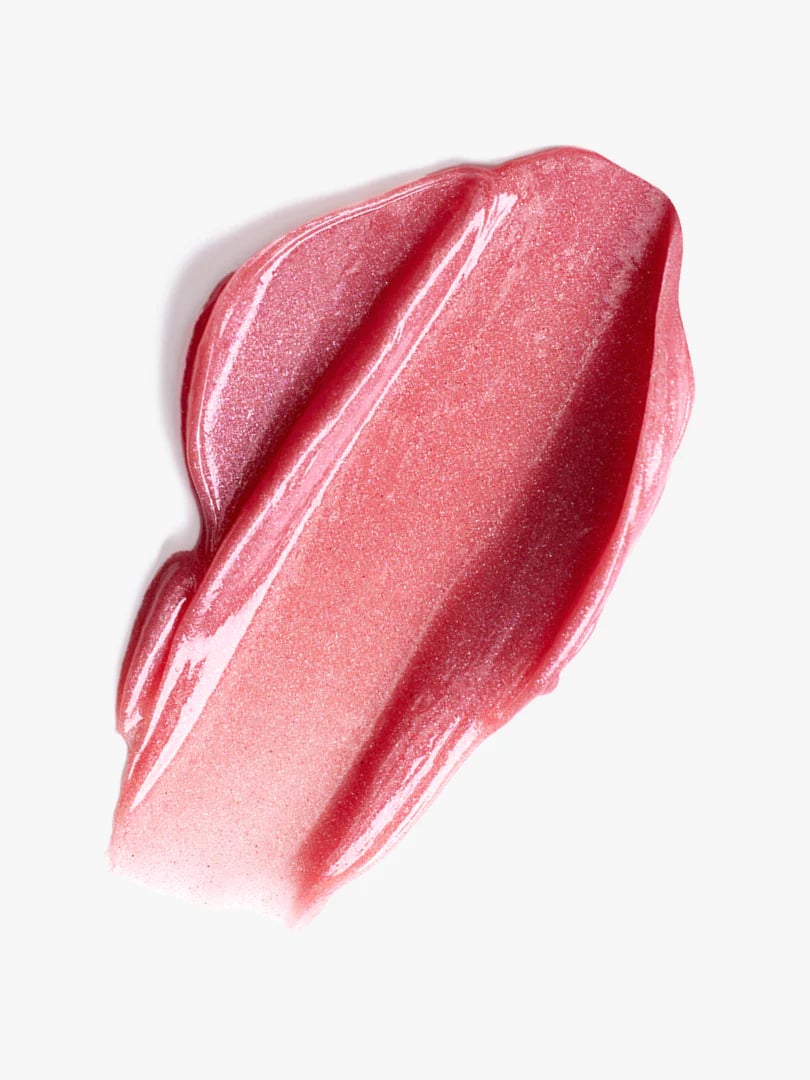 Nahaufnahme eines rosafarbenen Lippenstift-Swatches mit schimmerndem Finish auf weißem Hintergrund.