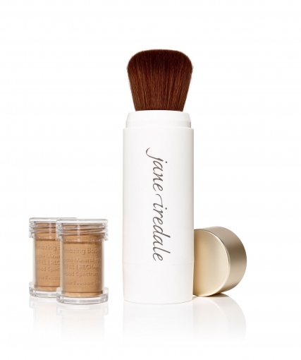 Make-up Pinsel und zwei Behälter mit Puder von Jane Iredale auf weißem Hintergrund.