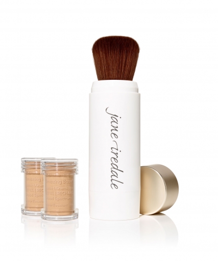Jane Iredale Pinsel und zwei Behälter mit losem Puder auf weißem Hintergrund.