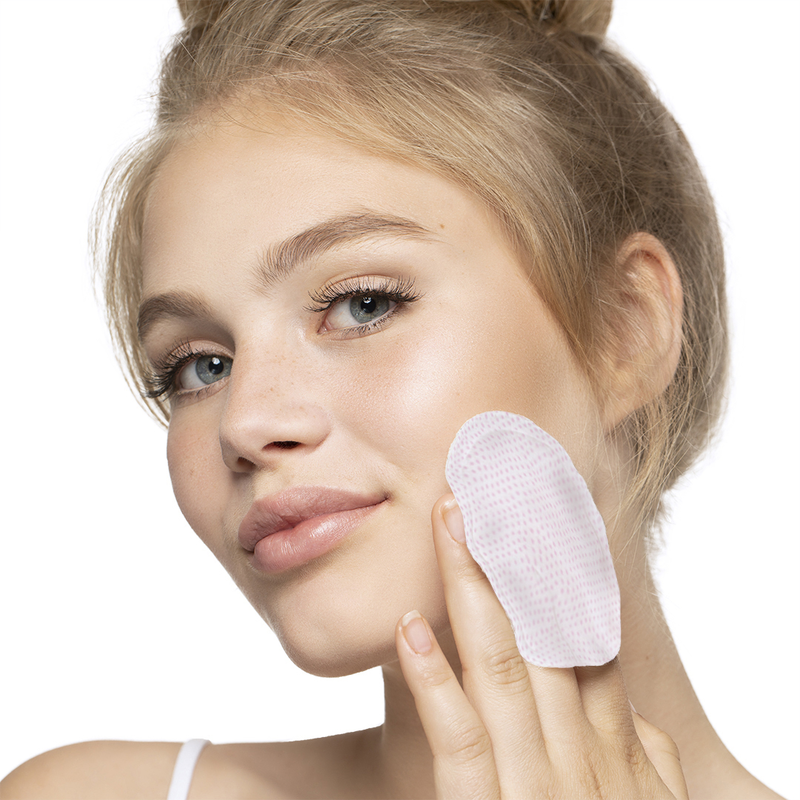 Frau verwendet STARSKIN VIP 7 Second Luxury All Day Mask.