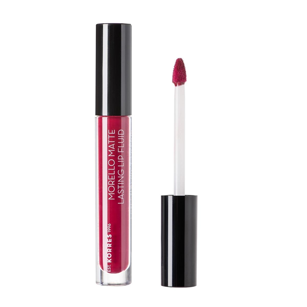 Korres Morello Matte Lasting Lip Fluid in roter Farbe, geöffneter Lippenstift mit Applikator.