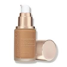 Flasche mit Jane Iredale Beyond Matte Liquid Foundation, goldener Deckel daneben.