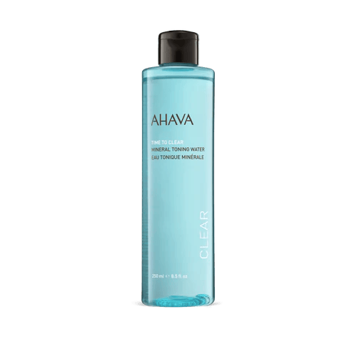 Eine Flasche Ahava Mineral Toning Water mit blauem Etikett und schwarzem Deckel, 250 ml.