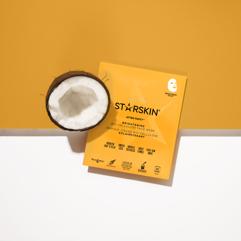 Gelbe Verpackung der STARSKIN After Party Bio-Cellulose Gesichtsmaske neben einer halben Kokosnuss auf gelbem Hintergrund.