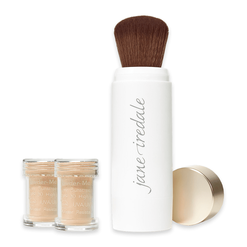 Jane Iredale Powder-Me SPF Pinsel mit zwei Nachfüllbehältern und abgenommenem Deckel.
