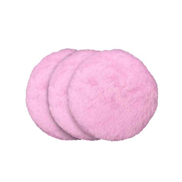 Drei rosa, runde, flauschige Abschminkpads auf weißem Hintergrund.