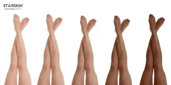 Vier Paar überkreuzte Beine in verschiedenen Hauttönen, beworbenes Produkt: STARSKIN Stocking Spray.