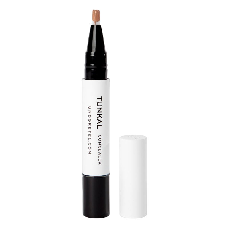 UND GRETEL TUNKAL Concealer in der Farbe 5 Honey Beige mit abgenommenem Deckel.